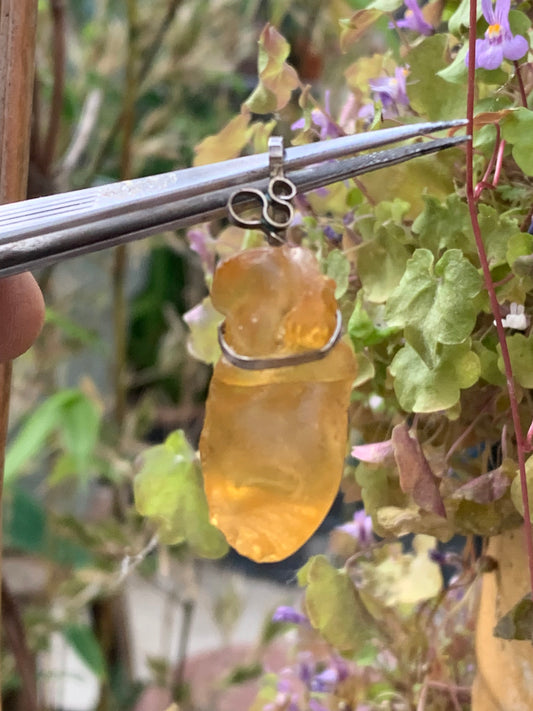 Ambre, pendentif en Argent de 45x15x15 millimètres, vendu avec cordon coulissant (réglable), en cuir noir de 40 à 70 centimètres !