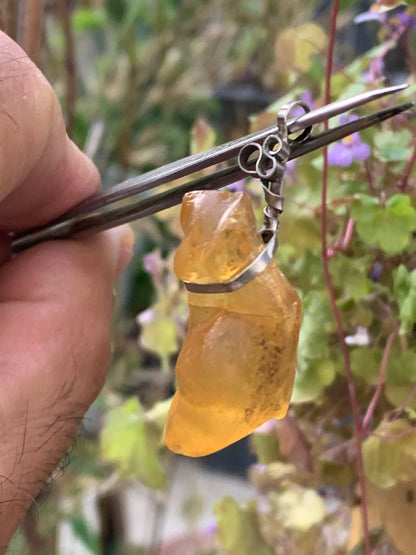 Ambre, pendentif en Argent de 45x15x15 millimètres, vendu avec cordon coulissant (réglable), en cuir noir de 40 à 70 centimètres !