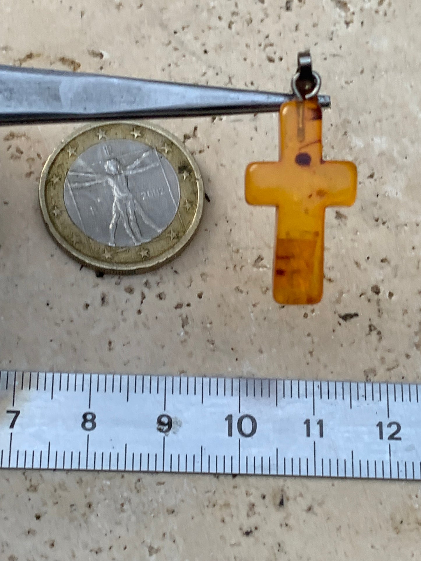 Ambre, pendentif en forme de 'croix' de 34x14x5 millimètres, vendu avec cordon coulissant (réglable), en cuir noir de 40 à 70 centimètres !
