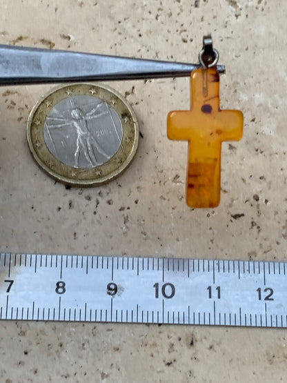 Ambre, pendentif en forme de 'croix' de 34x14x5 millimètres, vendu avec cordon coulissant (réglable), en cuir noir de 40 à 70 centimètres !