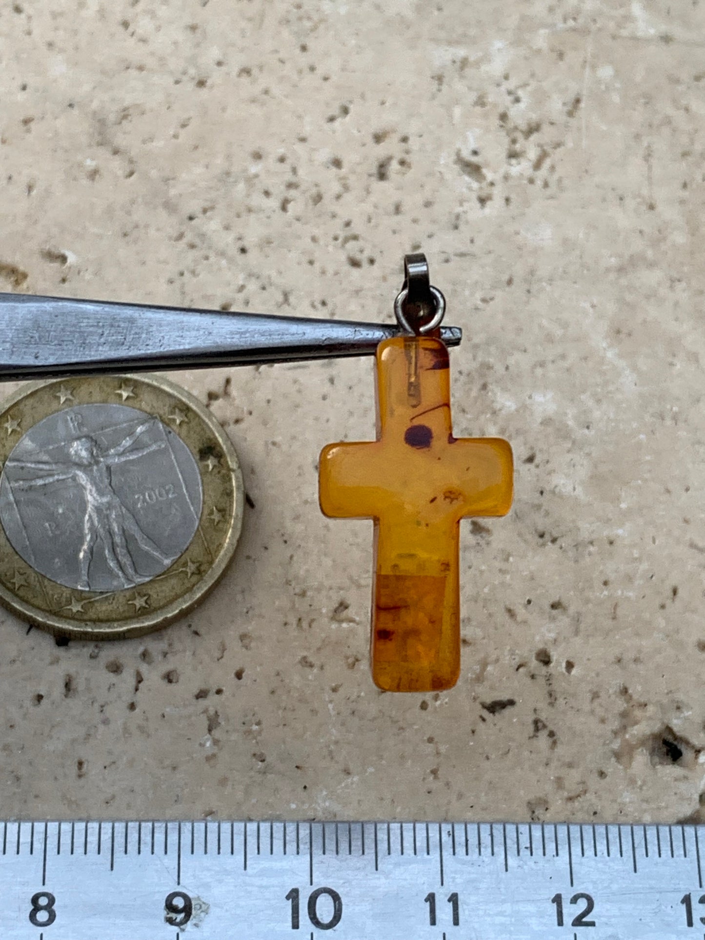 Ambre, pendentif en forme de 'croix' de 34x14x5 millimètres, vendu avec cordon coulissant (réglable), en cuir noir de 40 à 70 centimètres !