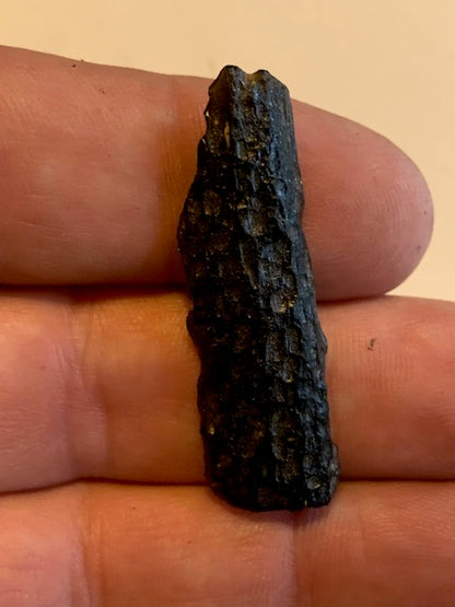 Tectite du Viet-Nam - 40 mm x 12 x 5 - 3 grammes. Fascinant, envoutant, hypnotisant !