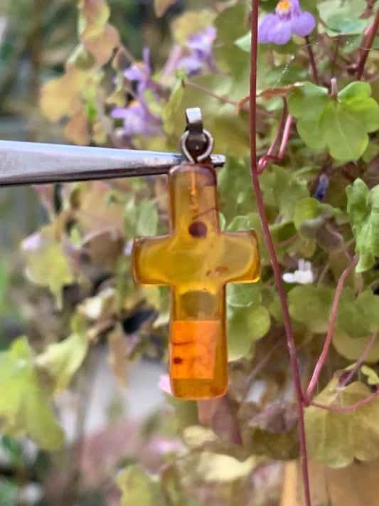 Ambre, pendentif en forme de 'croix' de 34x14x5 millimètres, vendu avec cordon coulissant (réglable), en cuir noir de 40 à 70 centimètres !