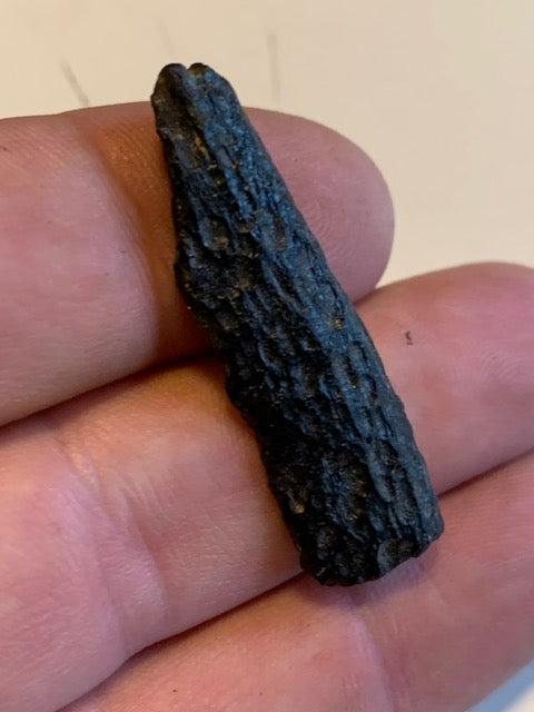 Tectite du Viet-Nam - 40 mm x 12 x 5 - 3 grammes. Fascinant, envoutant, hypnotisant !