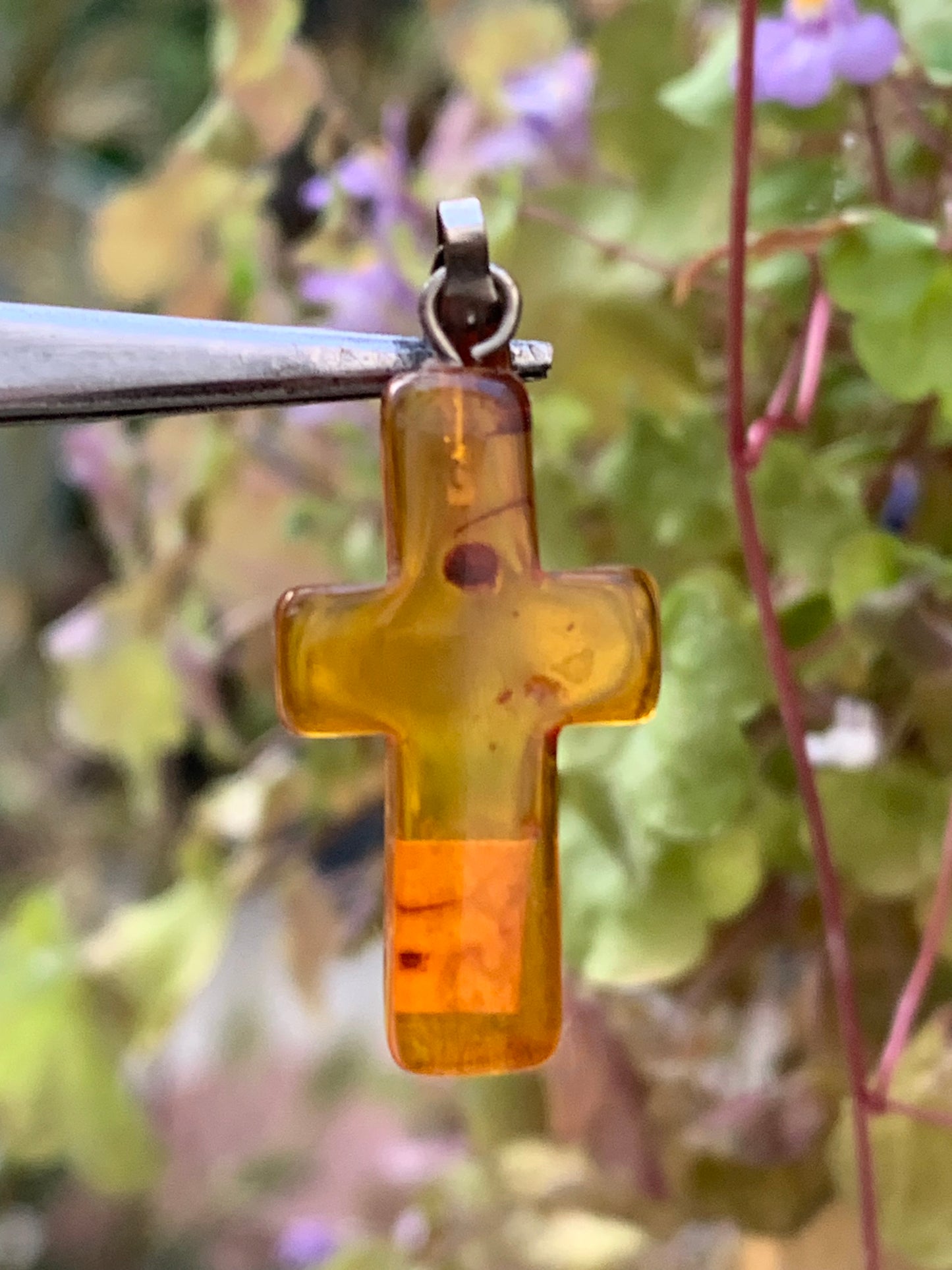 Ambre, pendentif en forme de 'croix' de 34x14x5 millimètres, vendu avec cordon coulissant (réglable), en cuir noir de 40 à 70 centimètres !