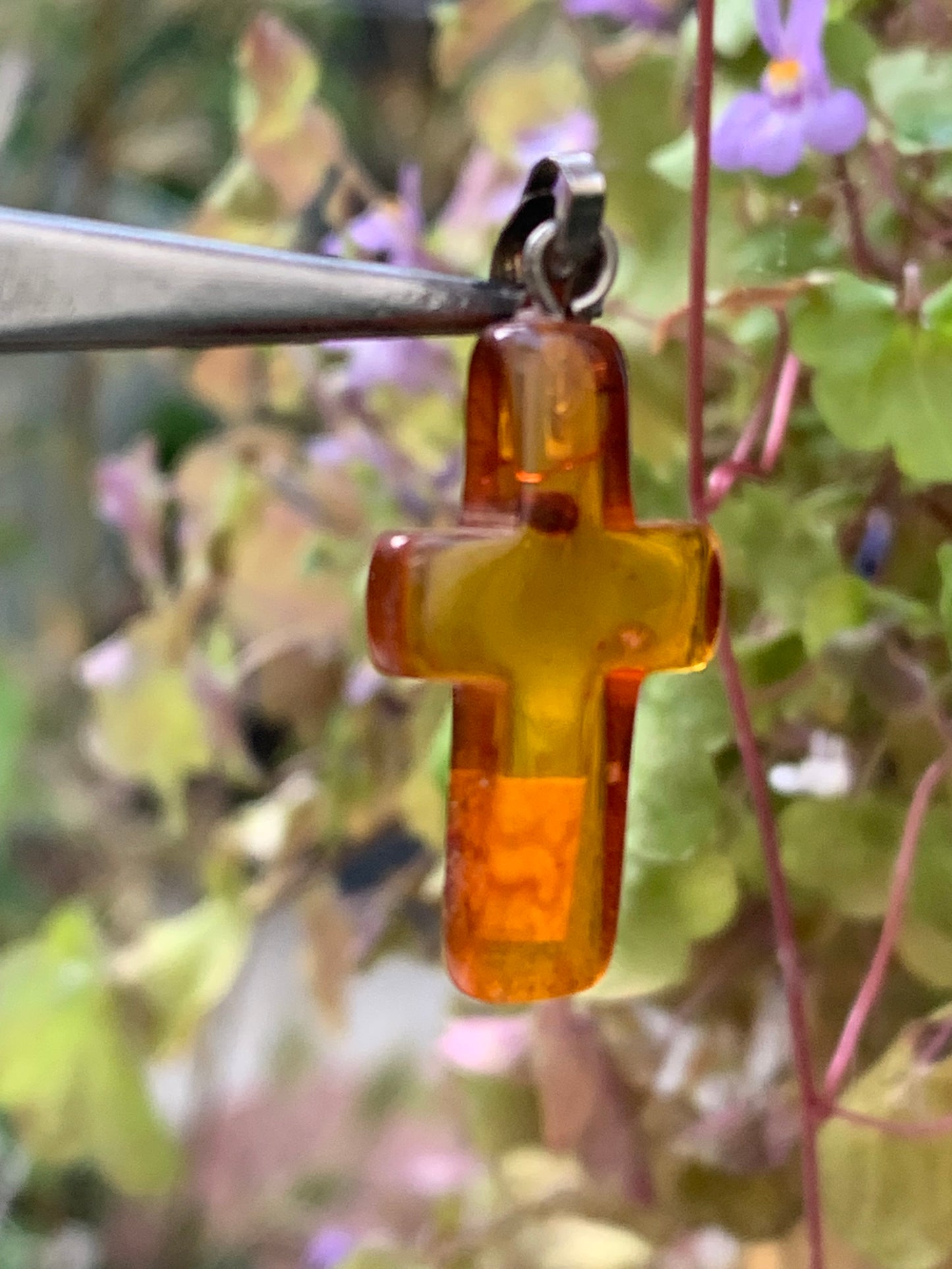 Ambre, pendentif en forme de 'croix' de 34x14x5 millimètres, vendu avec cordon coulissant (réglable), en cuir noir de 40 à 70 centimètres !