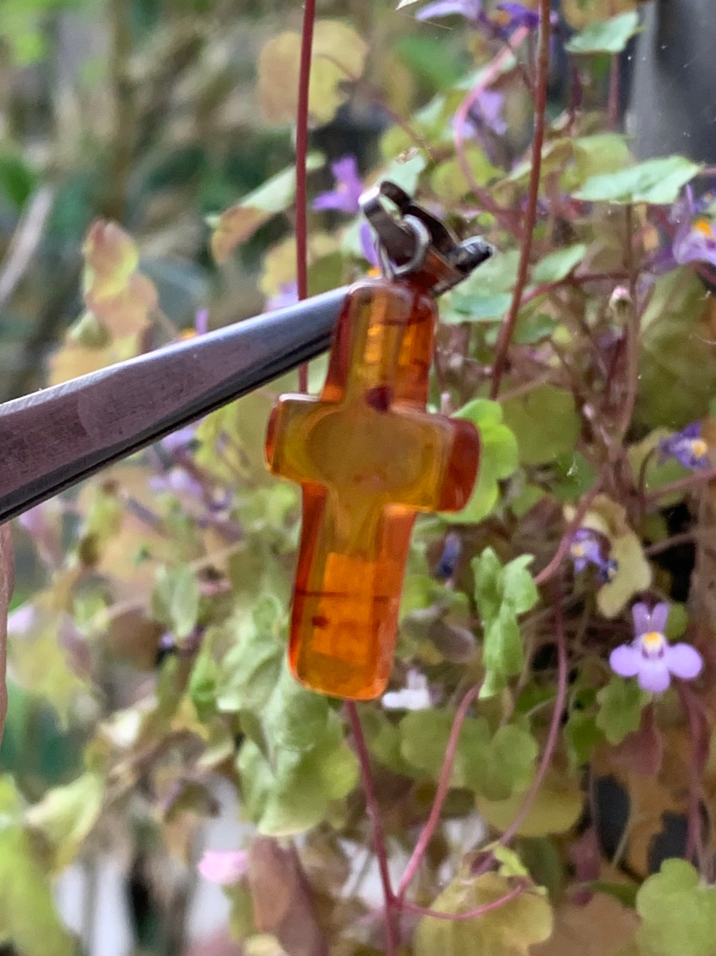 Ambre, pendentif en forme de 'croix' de 34x14x5 millimètres, vendu avec cordon coulissant (réglable), en cuir noir de 40 à 70 centimètres !