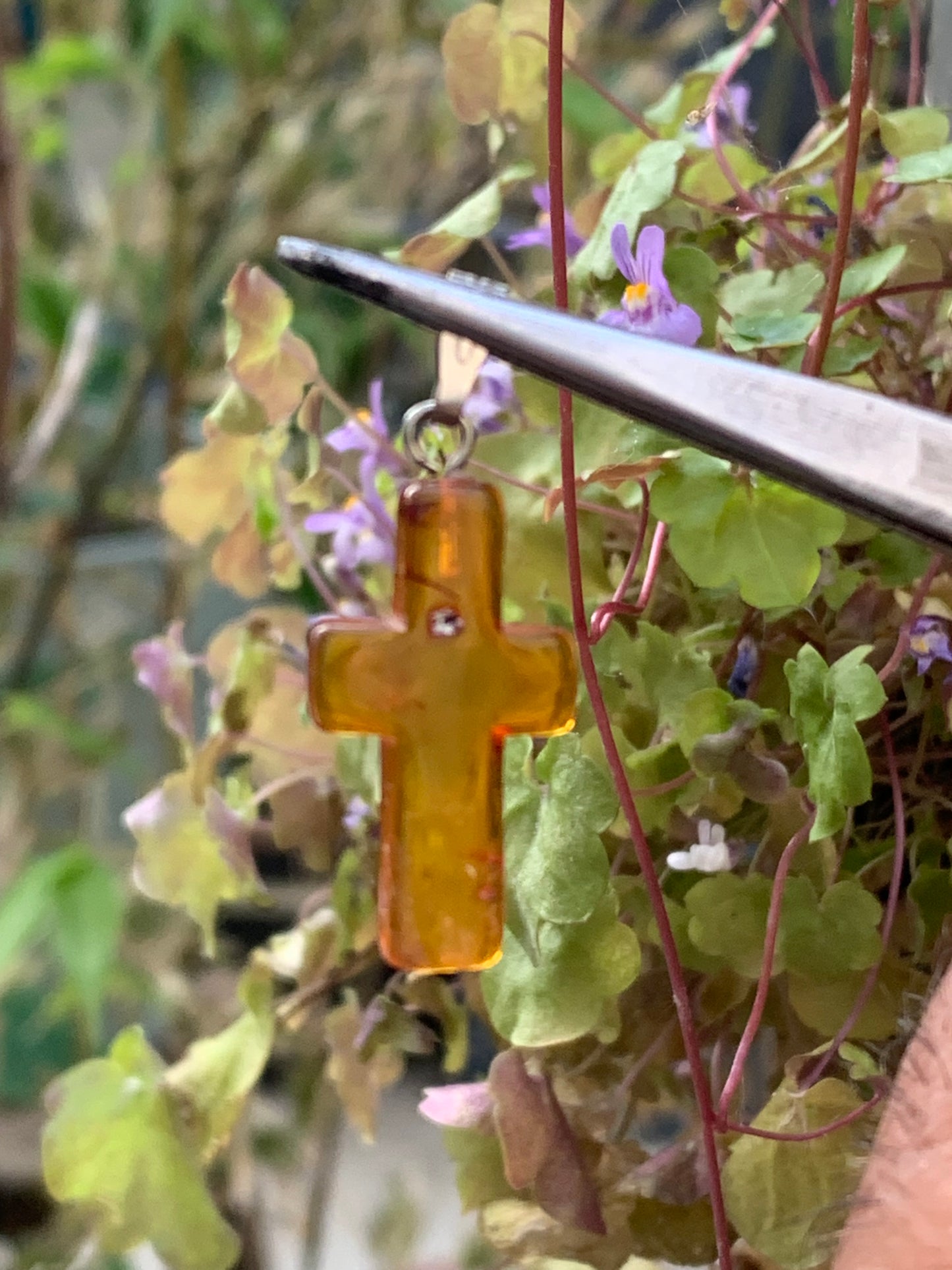 Ambre, pendentif en forme de 'croix' de 34x14x5 millimètres, vendu avec cordon coulissant (réglable), en cuir noir de 40 à 70 centimètres !