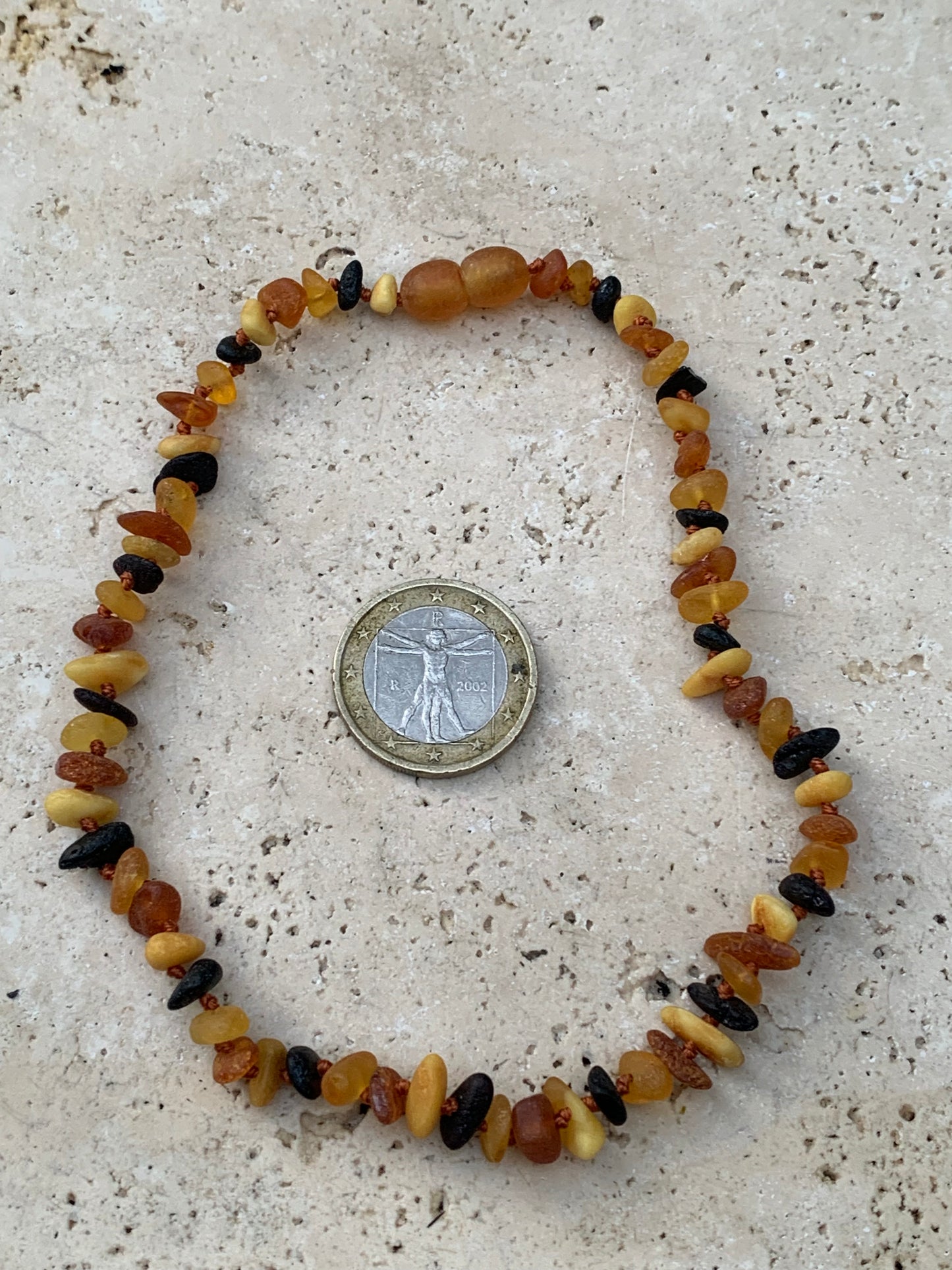 Ambre, collier 'enfant' de 28 cm de long, suivant normes en vigueur (un noeud entre chaque perle). Mix 4 couleurs, superbes effets !