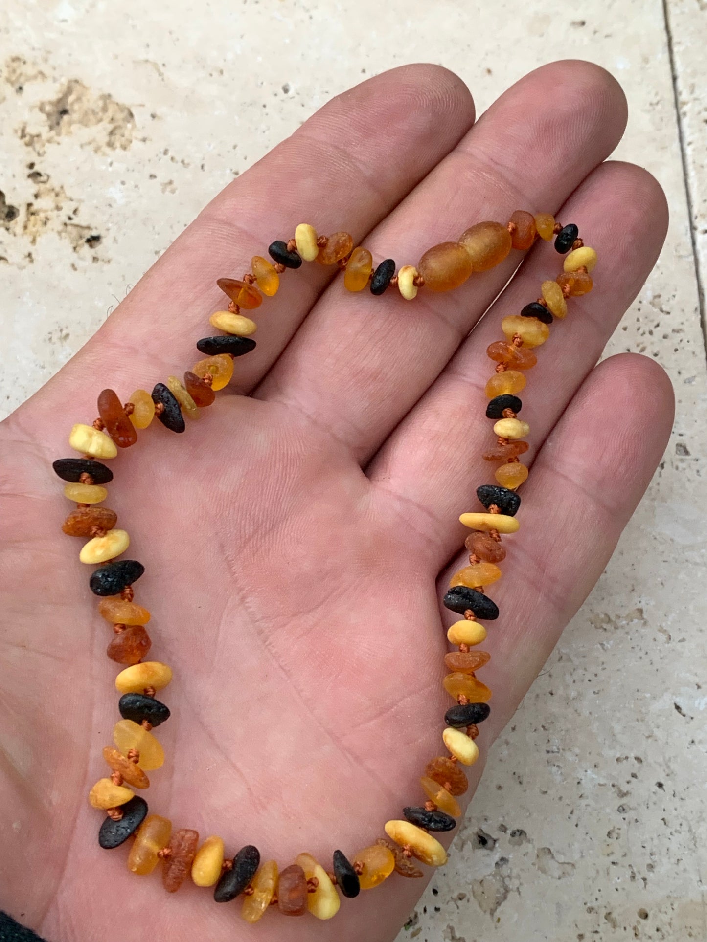 Ambre, collier 'enfant' de 28 cm de long, suivant normes en vigueur (un noeud entre chaque perle). Mix 4 couleurs, superbes effets !