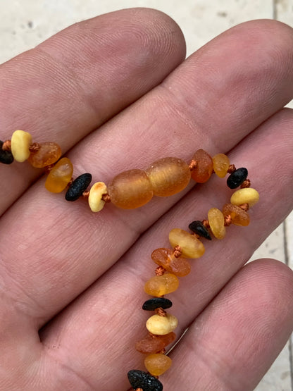 Ambre, collier 'enfant' de 28 cm de long, suivant normes en vigueur (un noeud entre chaque perle). Mix 4 couleurs, superbes effets !