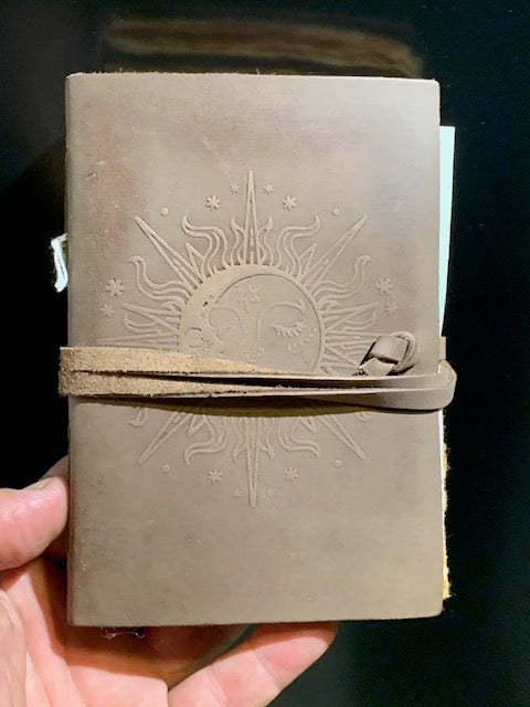 📔 Carnet en papier recyclé et couverture en cuir – 100 pages avec motif du Soleil et cordon de fermeture