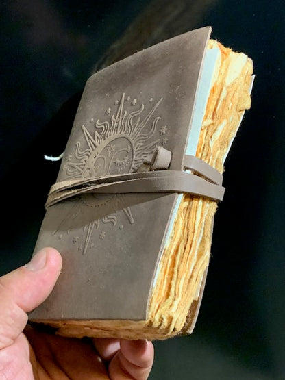📔 Carnet en papier recyclé et couverture en cuir – 100 pages avec motif du Soleil et cordon de fermeture