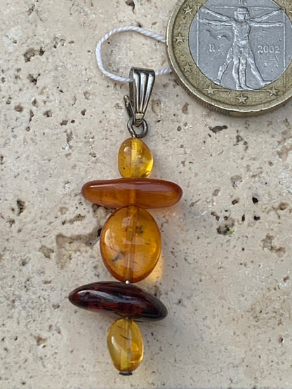 Ambre, pendentif fait par G & Z de 45x15x9 millimètres, vendu avec cordon coulissant (réglable), en cuir noir de 40 à 70 centimètres !
