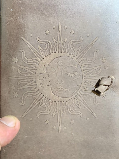 📔 Carnet en papier recyclé et couverture en cuir – 100 pages avec motif du Soleil et cordon de fermeture