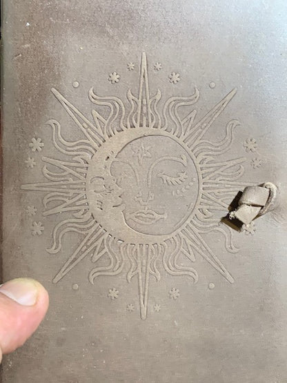 📔 Carnet en papier recyclé et couverture en cuir – 100 pages avec motif du Soleil et cordon de fermeture