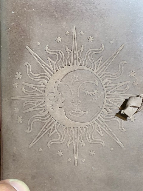 📔 Carnet en papier recyclé et couverture en cuir – 100 pages avec motif du Soleil et cordon de fermeture