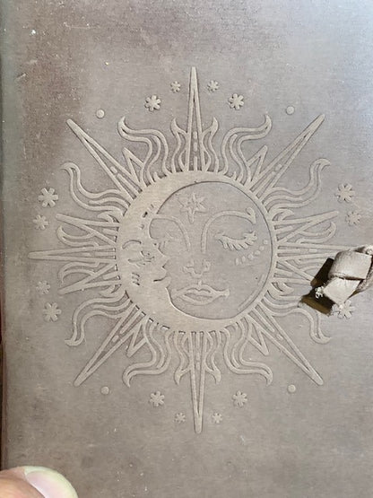 📔 Carnet en papier recyclé et couverture en cuir – 100 pages avec motif du Soleil et cordon de fermeture
