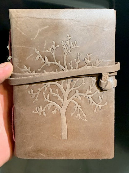 📔 Carnet en papier recyclé et couverture en cuir – 100 pages avec motif de l'arbre de vie et cordon de fermeture