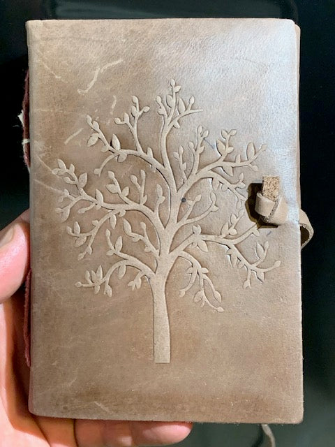 📔 Carnet en papier recyclé et couverture en cuir – 100 pages avec motif de l'arbre de vie et cordon de fermeture