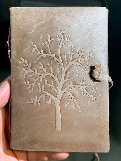 📔 Carnet en papier recyclé et couverture en cuir – 100 pages avec motif de l'arbre de vie et cordon de fermeture