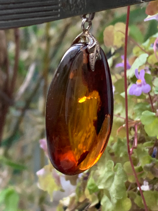 Ambre, pendentif en Argent, galet naturel poli de 50x22x15 millimètres, vendu avec cordon coulissant (réglable), en cuir noir de 40 à 70 centimètres !
