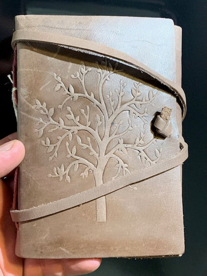 📔 Carnet en papier recyclé et couverture en cuir – 100 pages avec motif de l'arbre de vie et cordon de fermeture