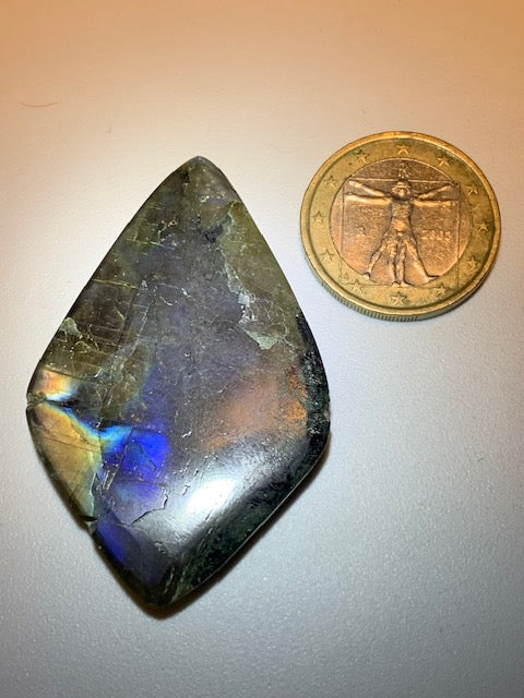 Labradorite, cabochon gravé de 52 mm x 32 x 7 - 14,6 gr. - Qualité AA à AAA, parfait pour être monter en bijoux ou collection !