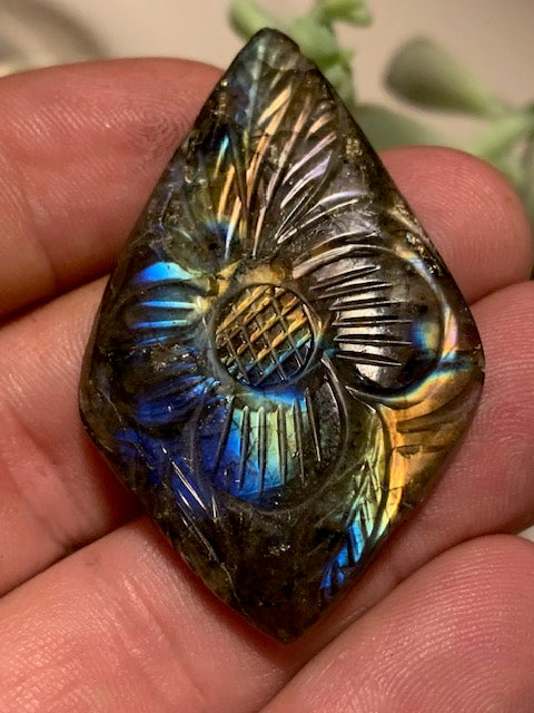 Labradorite, cabochon gravé de 52 mm x 32 x 7 - 14,6 gr. - Qualité AA à AAA, parfait pour être monter en bijoux ou collection !