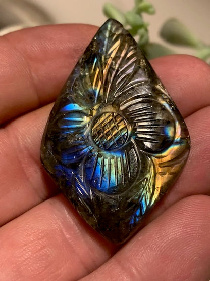 Labradorite, cabochon gravé de 52 mm x 32 x 7 - 14,6 gr. - Qualité AA à AAA, parfait pour être monter en bijoux ou collection !