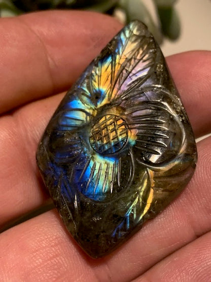 Labradorite, cabochon gravé de 52 mm x 32 x 7 - 14,6 gr. - Qualité AA à AAA, parfait pour être monter en bijoux ou collection !