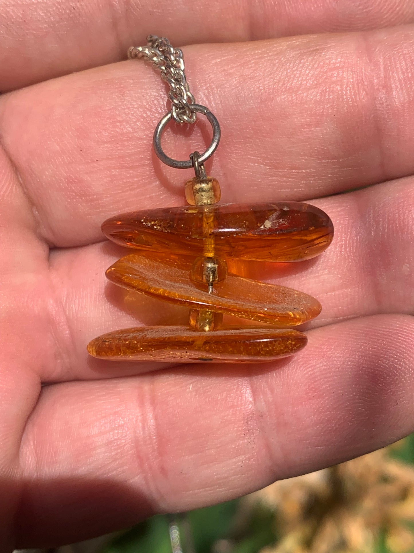 Ambre, pendentif de 3 galets naturels polis de 32x30x15 millimètres, vendu avec cordon coulissant (réglable), en cuir noir de 40 à 70 centimètres !