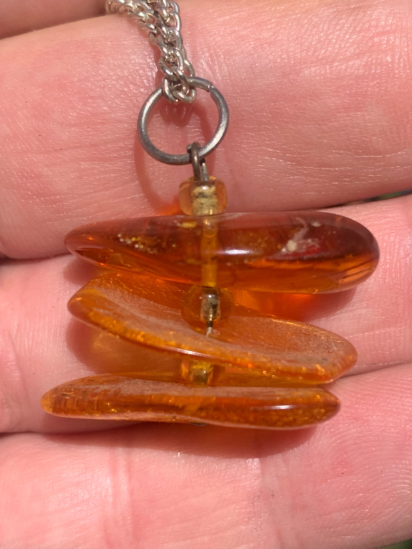 Ambre, pendentif de 3 galets naturels polis de 32x30x15 millimètres, vendu avec cordon coulissant (réglable), en cuir noir de 40 à 70 centimètres !