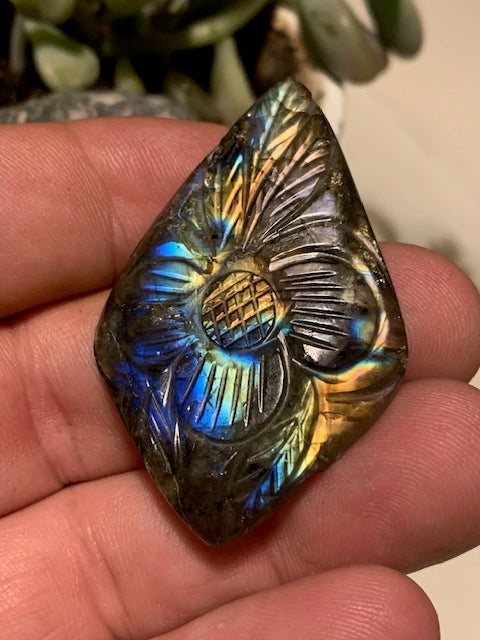 Labradorite, cabochon gravé de 52 mm x 32 x 7 - 14,6 gr. - Qualité AA à AAA, parfait pour être monter en bijoux ou collection !