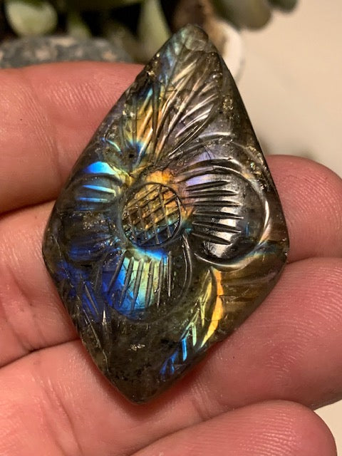 Labradorite, cabochon gravé de 52 mm x 32 x 7 - 14,6 gr. - Qualité AA à AAA, parfait pour être monter en bijoux ou collection !