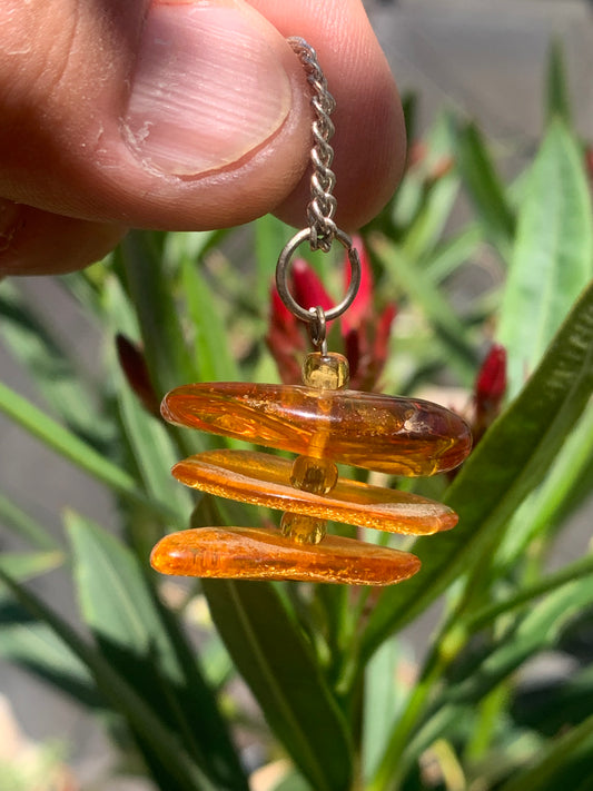 Ambre, pendentif de 3 galets naturels polis de 32x30x15 millimètres, vendu avec cordon coulissant (réglable), en cuir noir de 40 à 70 centimètres !