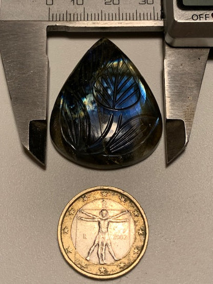 Labradorite, cabochon gravé de 41 mm x 31 x 7 - 13,3 gr. - Qualité AA à AAA, parfait pour être monter en bijoux ou collection !