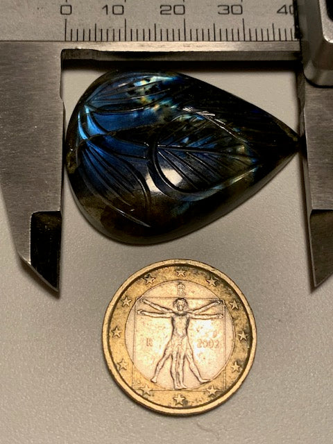 Labradorite, cabochon gravé de 41 mm x 31 x 7 - 13,3 gr. - Qualité AA à AAA, parfait pour être monter en bijoux ou collection !