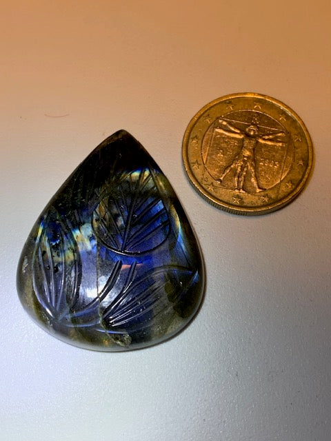 Labradorite, cabochon gravé de 41 mm x 31 x 7 - 13,3 gr. - Qualité AA à AAA, parfait pour être monter en bijoux ou collection !