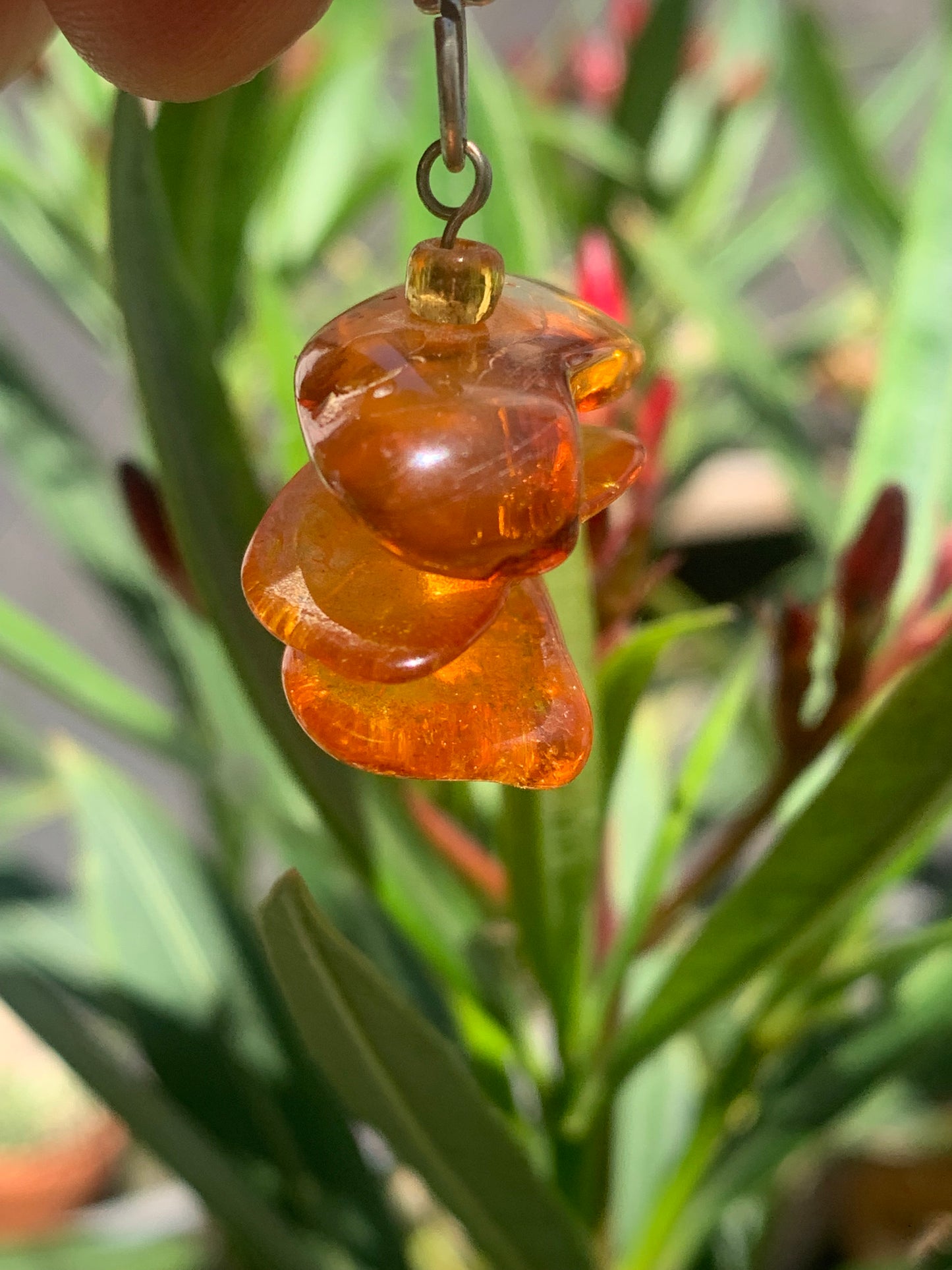 Ambre, pendentif de 3 galets naturels polis de 32x30x15 millimètres, vendu avec cordon coulissant (réglable), en cuir noir de 40 à 70 centimètres !