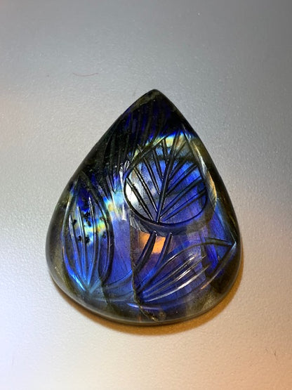 Labradorite, cabochon gravé de 41 mm x 31 x 7 - 13,3 gr. - Qualité AA à AAA, parfait pour être monter en bijoux ou collection !