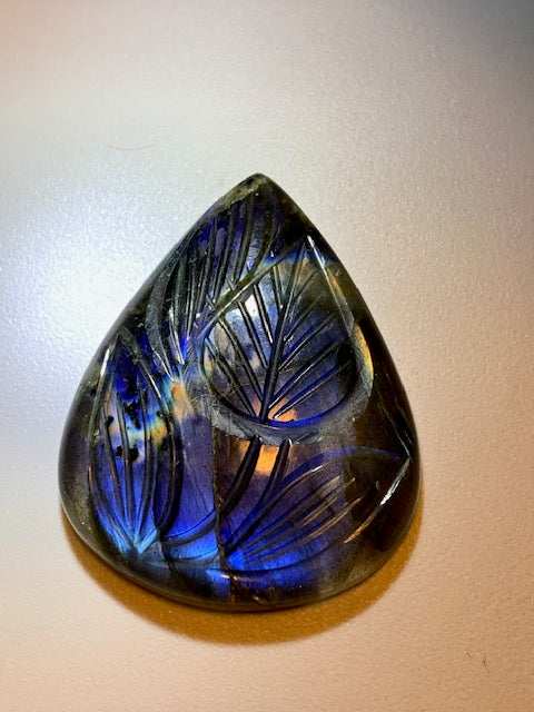 Labradorite, cabochon gravé de 41 mm x 31 x 7 - 13,3 gr. - Qualité AA à AAA, parfait pour être monter en bijoux ou collection !