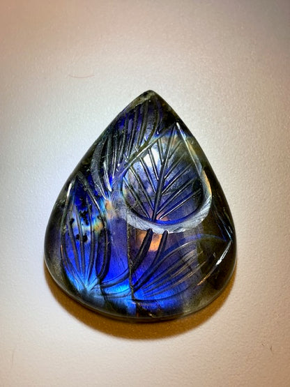 Labradorite, cabochon gravé de 41 mm x 31 x 7 - 13,3 gr. - Qualité AA à AAA, parfait pour être monter en bijoux ou collection !