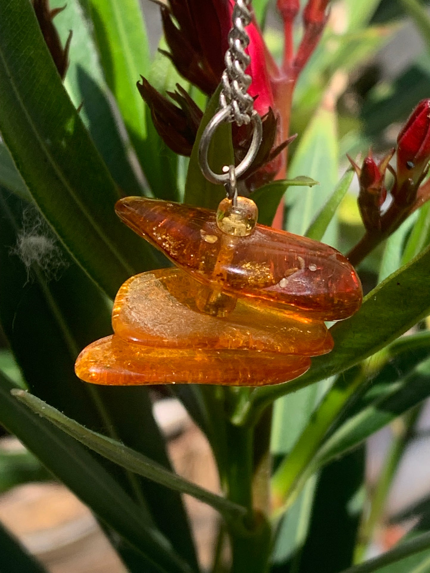Ambre, pendentif de 3 galets naturels polis de 32x30x15 millimètres, vendu avec cordon coulissant (réglable), en cuir noir de 40 à 70 centimètres !