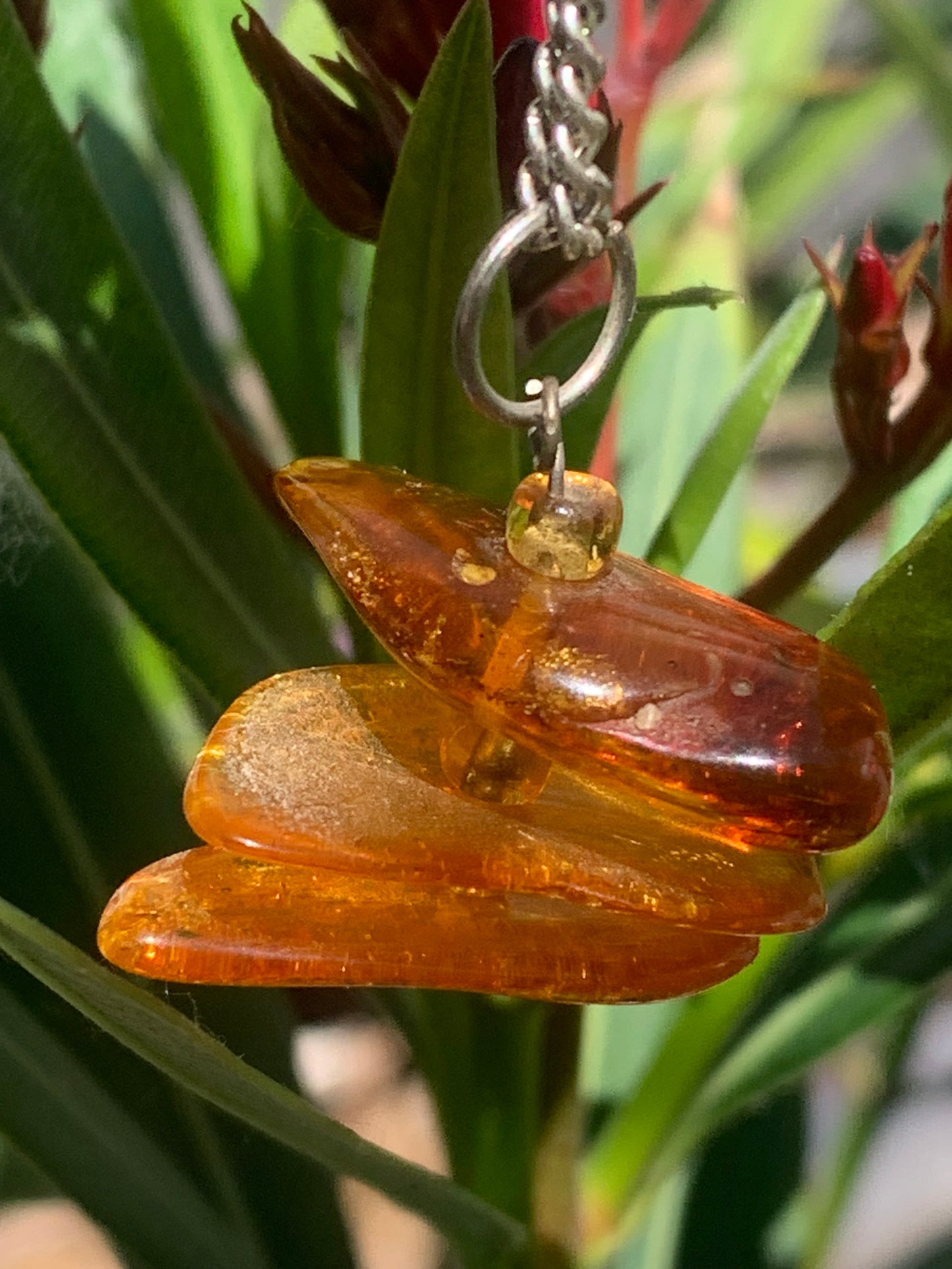 Ambre, pendentif de 3 galets naturels polis de 32x30x15 millimètres, vendu avec cordon coulissant (réglable), en cuir noir de 40 à 70 centimètres !