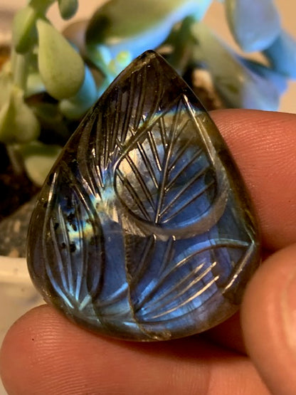 Labradorite, cabochon gravé de 41 mm x 31 x 7 - 13,3 gr. - Qualité AA à AAA, parfait pour être monter en bijoux ou collection !
