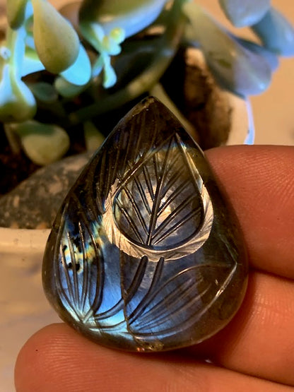 Labradorite, cabochon gravé de 41 mm x 31 x 7 - 13,3 gr. - Qualité AA à AAA, parfait pour être monter en bijoux ou collection !