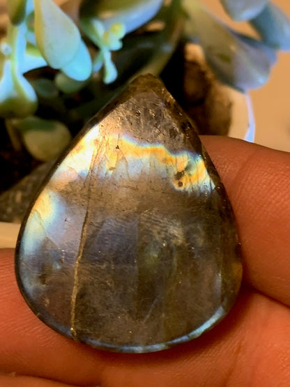 Labradorite, cabochon gravé de 41 mm x 31 x 7 - 13,3 gr. - Qualité AA à AAA, parfait pour être monter en bijoux ou collection !