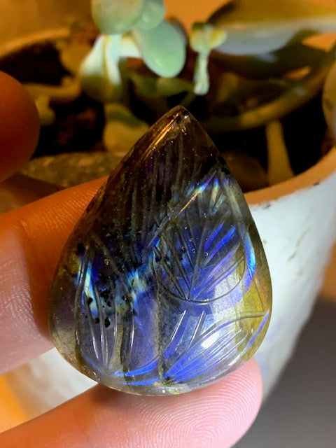 Labradorite, cabochon gravé de 41 mm x 31 x 7 - 13,3 gr. - Qualité AA à AAA, parfait pour être monter en bijoux ou collection !