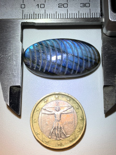 Labradorite, cabochon gravé de 33 mm x 18 x 7 - 6,8 gr. - Qualité AA à AAA, parfait pour être monter en bijoux ou collection !